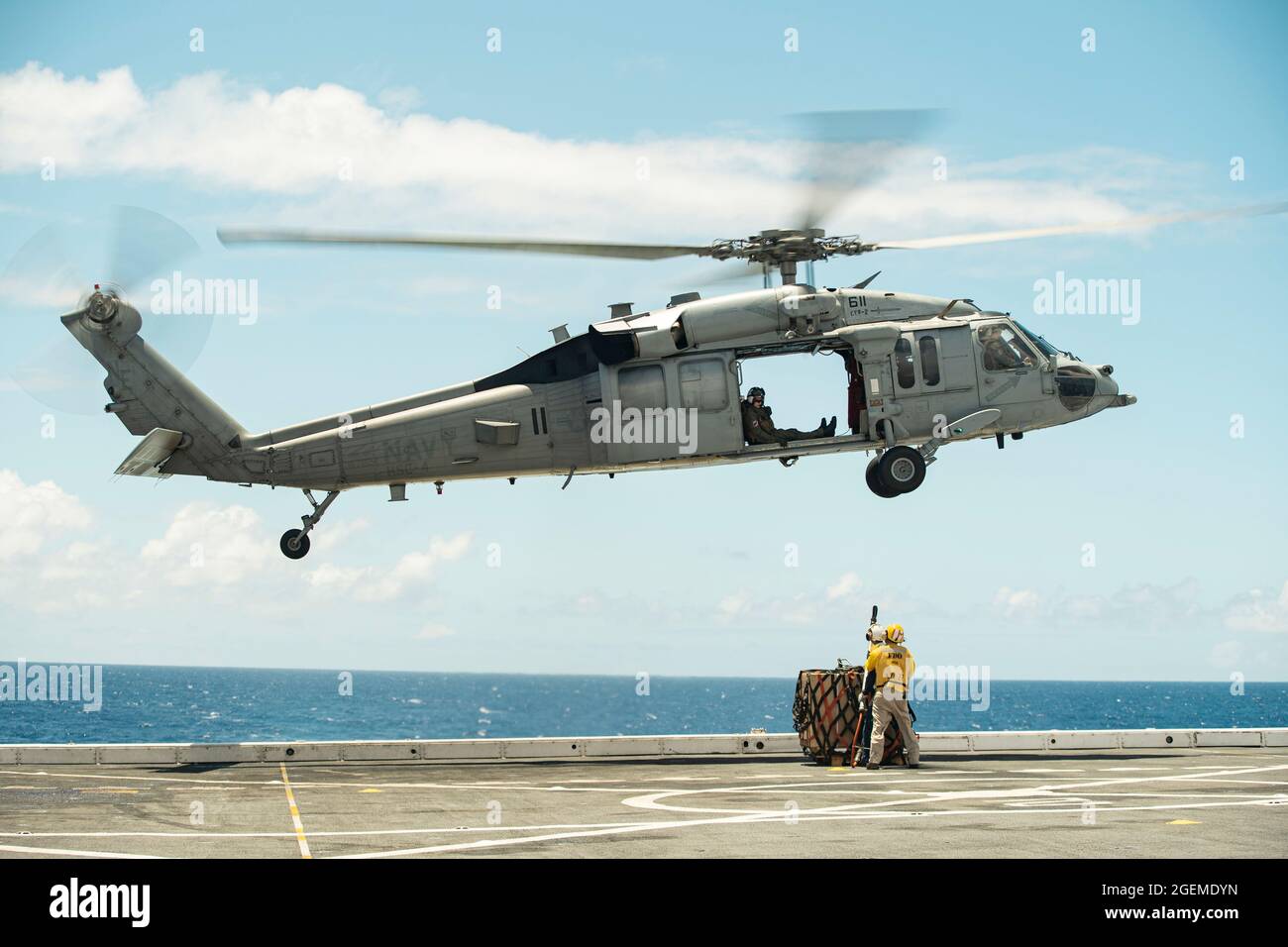 PAZIFIK (Aug 14, 2021) US-Matrosen, die dem amphibischen Transportdock USS Portland (LPD 27) zugewiesen wurden, bereiten sich darauf vor, während einer vertikalen Auffüllung auf See am 14. August Ladung unter einem MH-60S Sea Hawk zu schleudern, der dem Helicopter Sea Combat Squadron 4 zugewiesen wurde. Marineinfanteristen und Matrosen der 11. MEU und der Essex Amphibious Ready Group (ARG) führen Routineoperationen in der 3. US-Flotte durch. (USA Marine Corps Foto von Sgt. Alexis Flores) Stockfoto