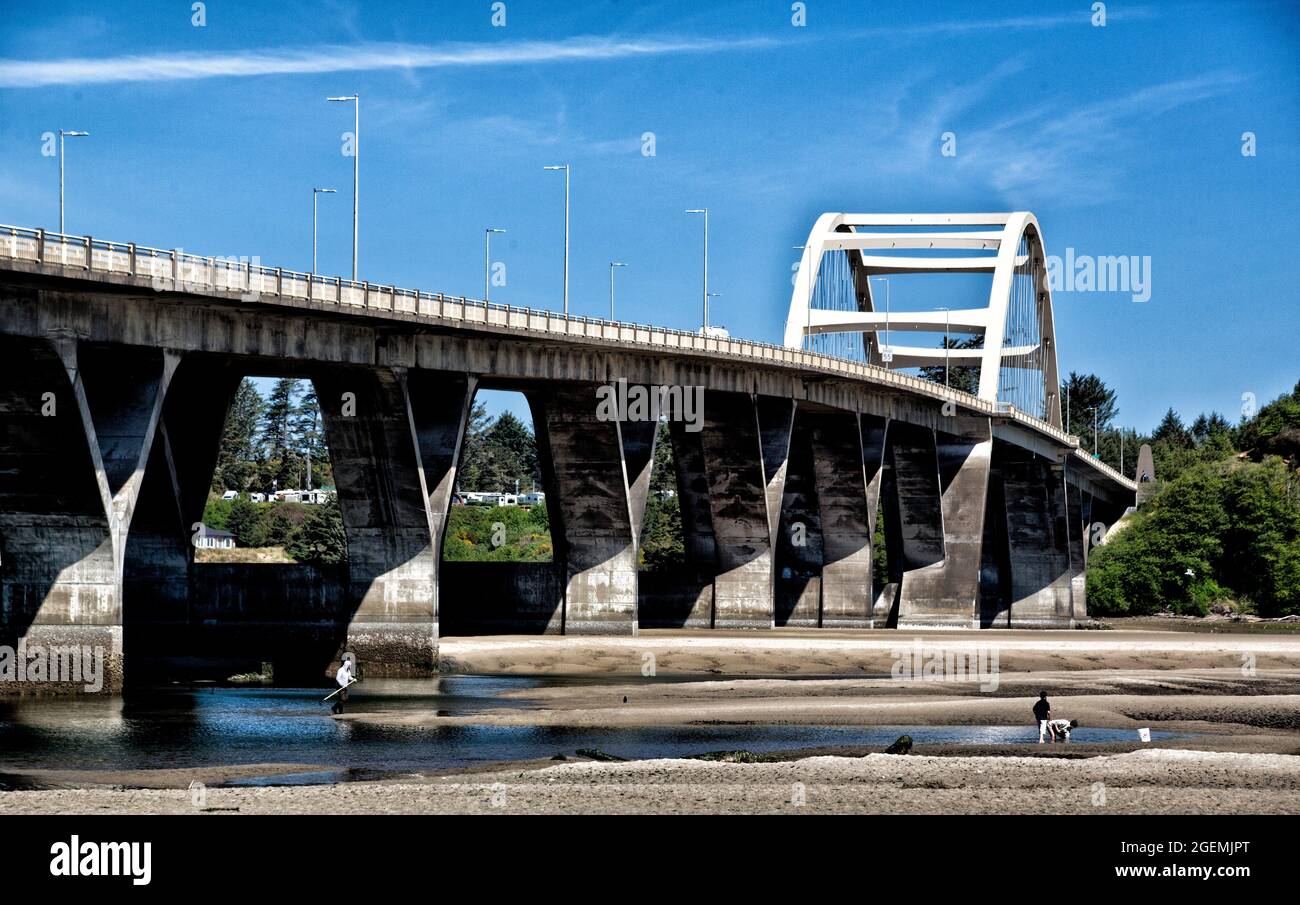 Blick auf die Alsea Bay Bridge, Waldport Oregon Stockfoto