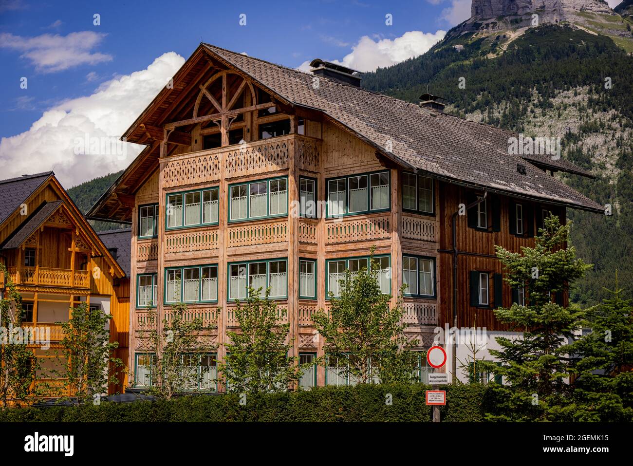 Klassisches Holzhaus in den österreichischen Alpen - BAD AUSSEE, ÖSTERREICH, EUROPA - 30. JULI 2021 Stockfoto