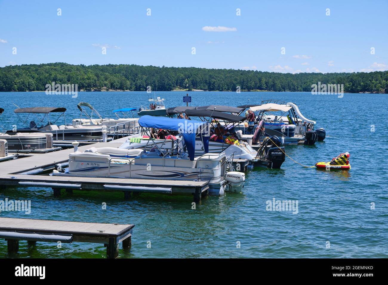 Bootsdocks und Bootsfahrer mit Booten gebunden bis in Kowaliga Restaurant am Lake Martin, Alabama USA. Stockfoto