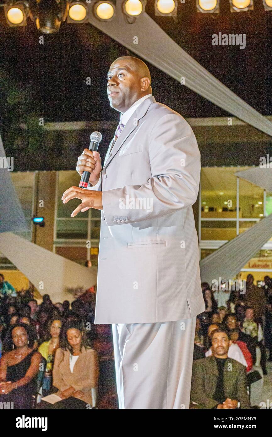 Miami Florida, Earvin Magic Johnson Jr Junior Foundation, pensionierter Sportstar, spricht Sprecher Benefit Wohltätigkeitsveranstaltung Bühne hält Mikrofon Stockfoto