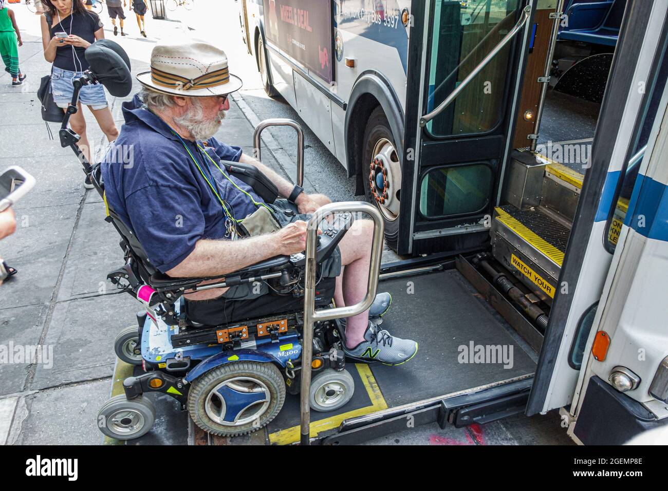 New York City, NY NYC Manhattan Chelsea, MTA-Bushaltestelle Mann männlich Senioren behindert, elektrischer Rollstuhl ADA-Aufzugsplattform Rampeneinstieg Zugänglichkeit Stockfoto