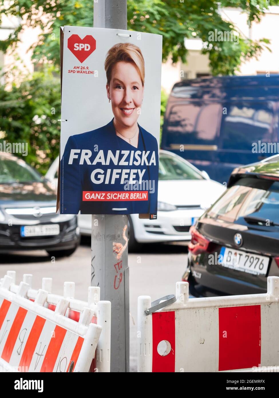 Aktionsposter von Franziska Giffey und der Berliner SPD mit Autos auf EINER Baustelle in Berlin Stockfoto