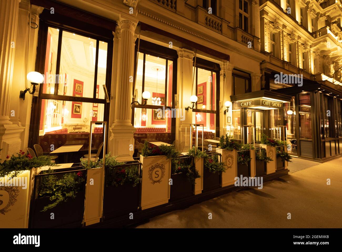 Café Sacher in der Stadt Wien - WIEN, ÖSTERREICH, EUROPA - 1. AUGUST 2021 Stockfoto