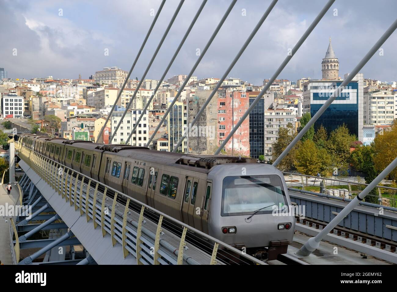 Türkei Istanbul - Halic Metro Bridge mit U-Bahn Stockfoto