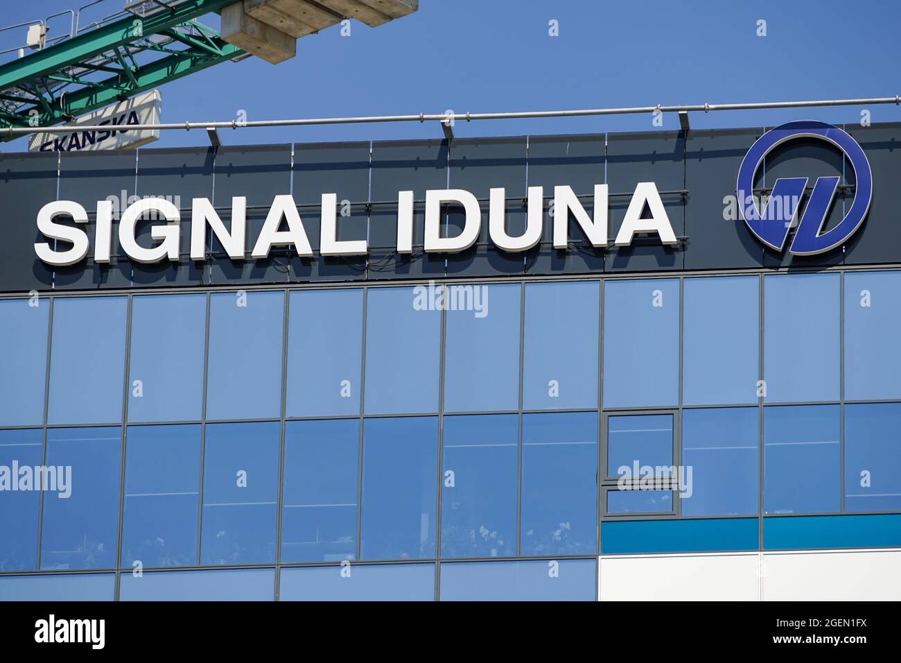 Bukarest, Rumänien - 16. August 2021: Ein Logo von Signal Iduna, einem Versicherungs- und Finanzdienstleistungsunternehmen, wird auf der Oberseite eines Gebäudes in „Pip Stockfoto