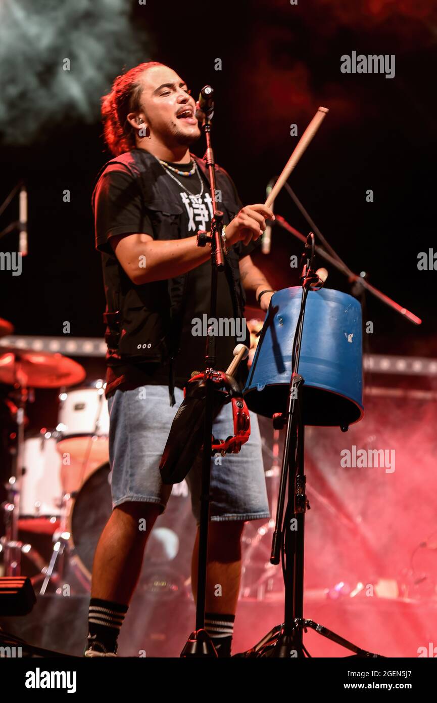 Guillem Boltó von der Musikgruppe Stay Tomas, die während seines Aufführens beim Festival de El Vendrell zu sehen war.die spanische Musikgruppe Stay Tomas tritt beim Vendrell Festival vor 800 Personen auf, die sitzen und Schutzmasken tragen, wobei sie das Verbot des Tanzens und Essens aufgrund der Gesundheitskrise in Covid-19 beachten. Stay Tomas, Musikgruppe wurde gegründet und populär während der Befindung des Alarmzustands in Spanien im Jahr 2020 für ihre Musikvideos von der Terrasse ihres Hauses zum Spaß und zur Förderung der Menschen, die sie auf der YouTube-Plattform veröffentlicht. Stockfoto