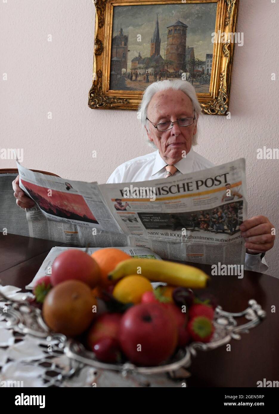 Düsseldorf, Deutschland. August 2021. Der Zeitzeuge Gerd Welchering aus Münster (84) liest in seiner Wohnung die Rheinische Post. 1946 geht er im Münsteraner Stadtteil Kinderhaus zur Schule und ist der jüngste in seiner Klasse, als die beiden preußischen Provinzen Westfalen und Rheinprovinz Nordrhein-Westfalen werden. (Zum dpa-Themenpaket zum 75. Geburtstag des Landes NRW, Korr 'NRW im Jahr 1946: 'Rheinländer waren nur durch Ansehen bekannt') Quelle: Roberto Pfeil/dpa/Alamy Live News Stockfoto