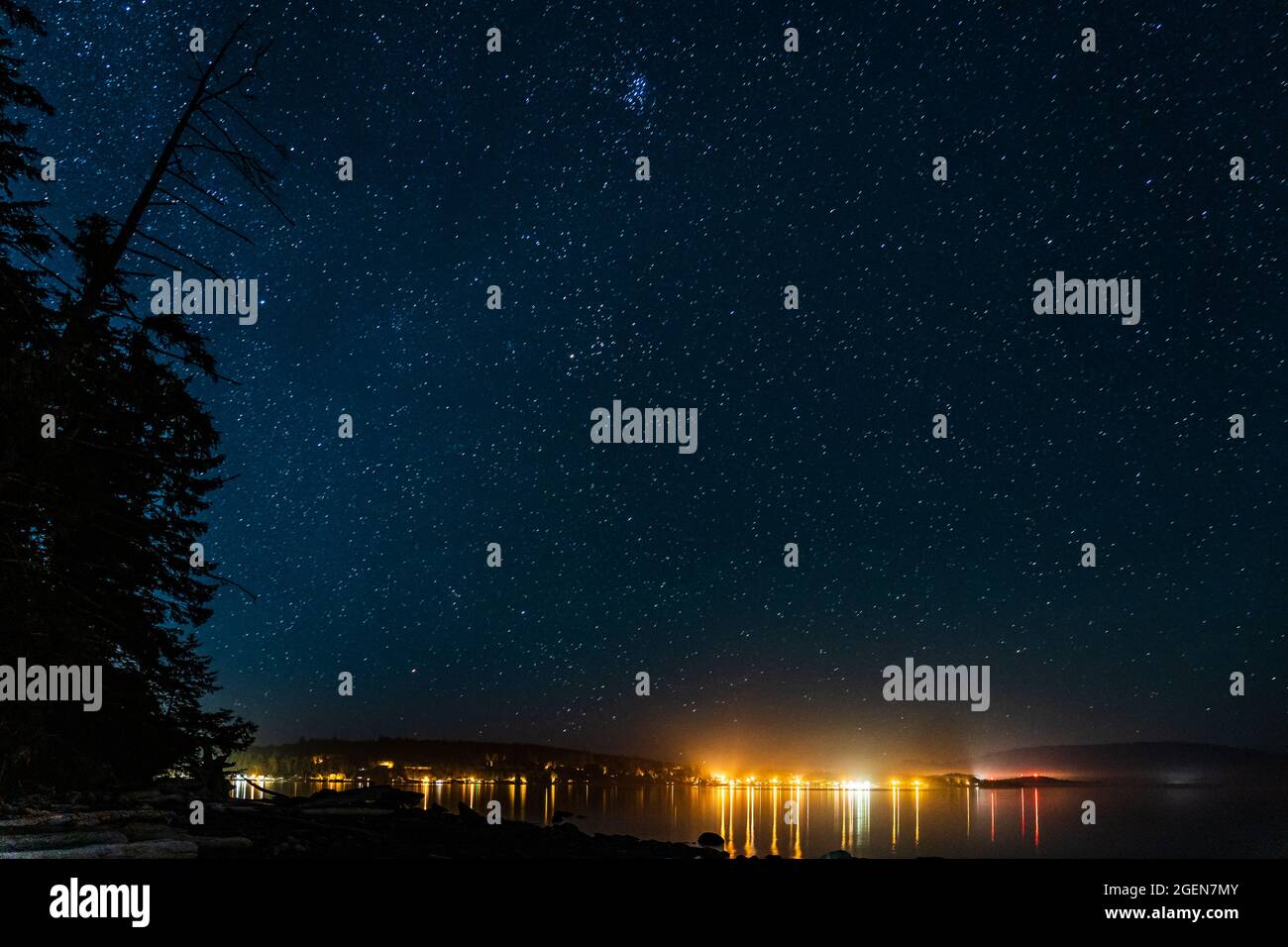 Nachtansicht der kleinen Stadt am Mount Waddington viele Sterne am dunklen Himmel. Stockfoto