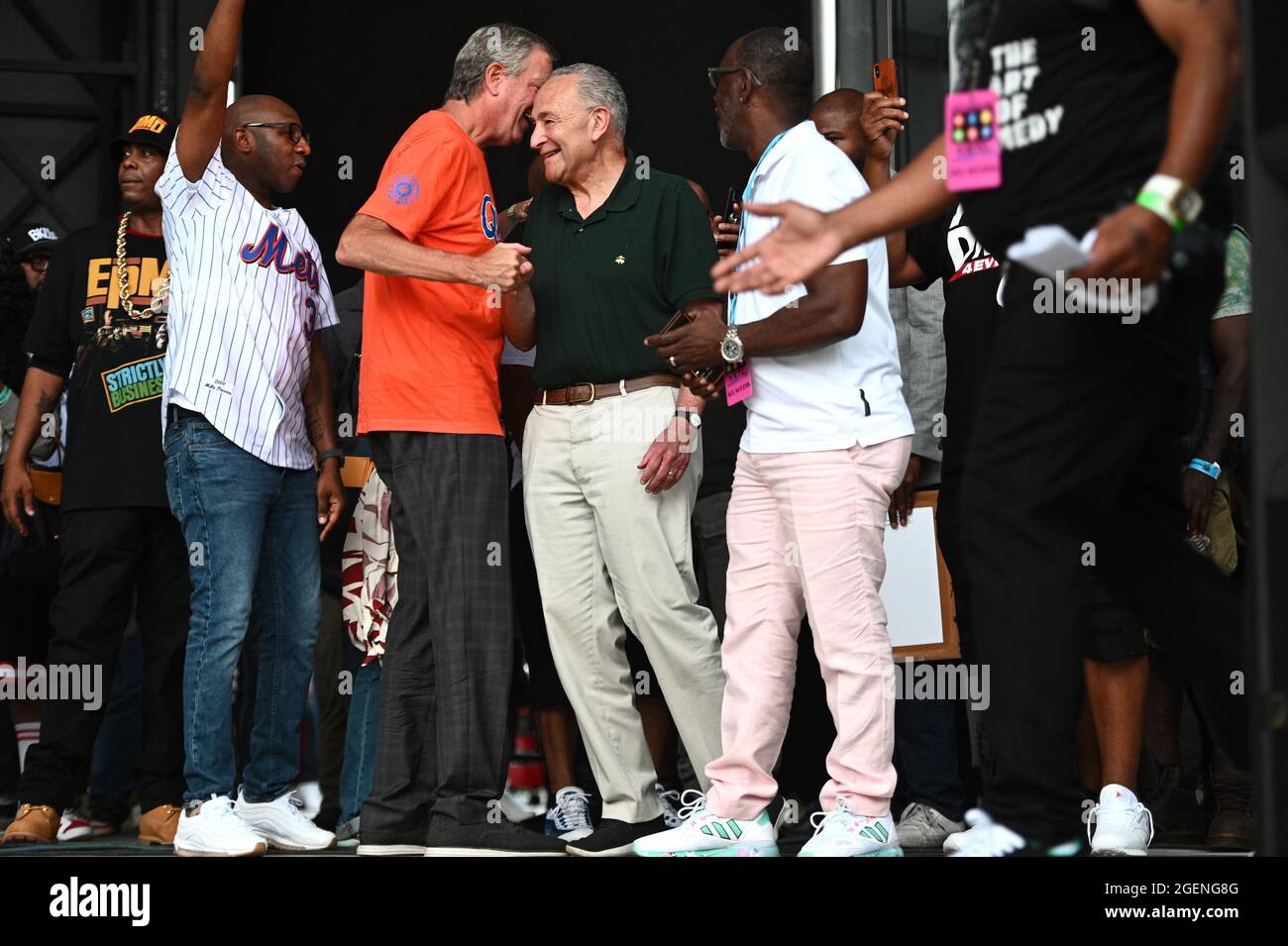 New York City, USA. August 2021. Donovan Richards Jr. (l.), Präsident von Queens Borough, und Bill de Blasio (orangefarbenes Hemd), Bürgermeister von New York City, und Charles Schumer, US-Senator (D-NY), sind auf der Bühne der NYC Homecoming Concert-Reihe im Forest Hills Stadium im New Yorker Stadtteil Queens, NY, am 20. August 2021 zu sehen. (Anthony Behar/Sipa USA) Quelle: SIPA USA/Alamy Live News Stockfoto