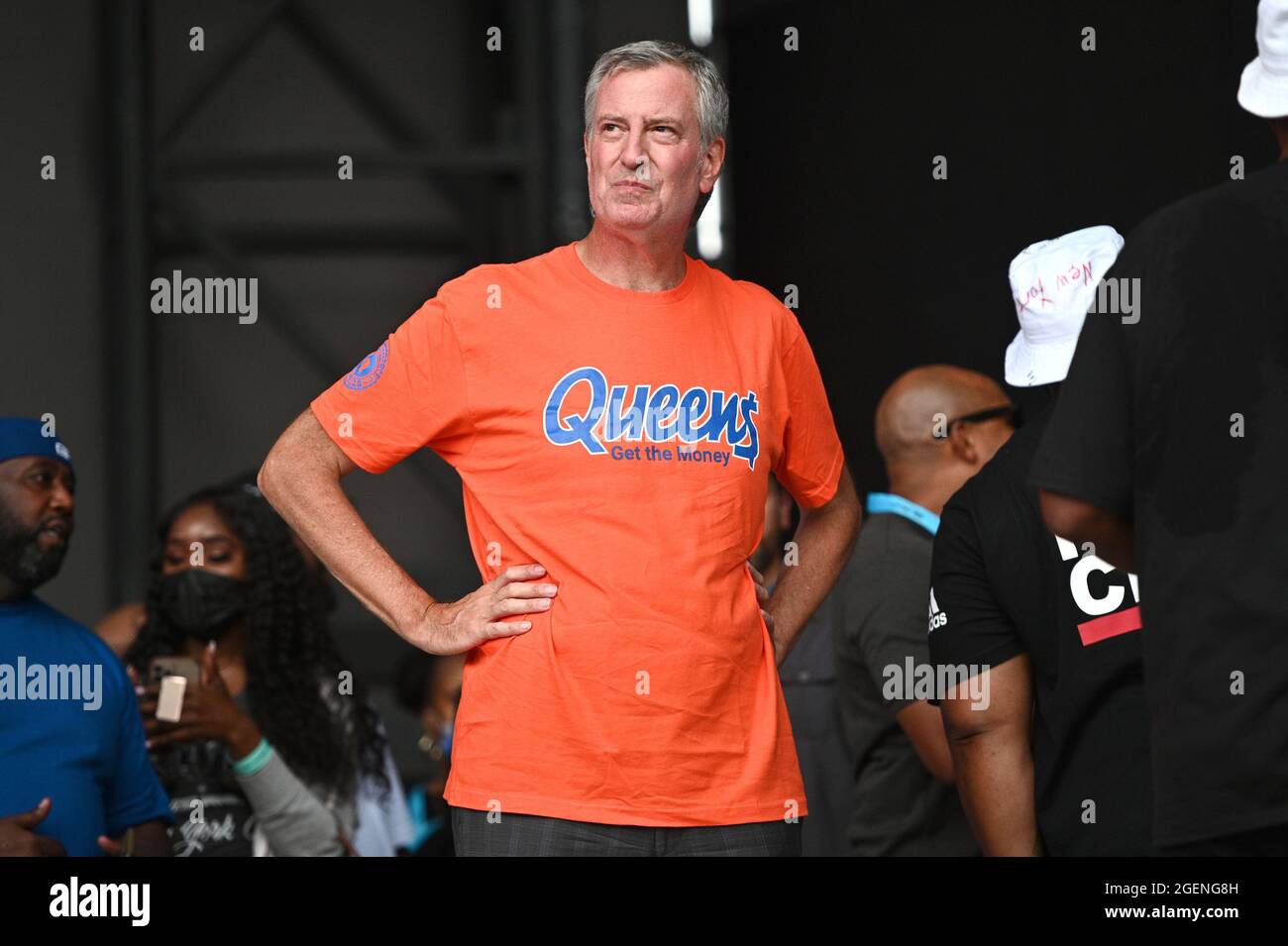 New York City, USA. August 2021. Der Bürgermeister von New York, Bill de Blasio (orangefarbenes Hemd), nimmt am 20. August 2021 an der NYC Homecoming Concert-Reihe im Forest Hills Stadium im New Yorker Stadtteil Queens, NY, Teil. (Anthony Behar/Sipa USA) Quelle: SIPA USA/Alamy Live News Stockfoto