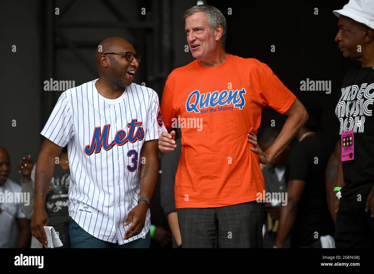 New York City, USA. August 2021. Donovan Richards Jr. (l.), Präsident von Queens Borough, und Bill de Blasio (orangefarbenes Hemd), Bürgermeister von New York City, nehmen an der NYC Homecoming Concert-Reihe im Forest Hills Stadium im New Yorker Stadtteil Queens, NY, am 20. August 2021 Teil. (Anthony Behar/Sipa USA) Quelle: SIPA USA/Alamy Live News Stockfoto