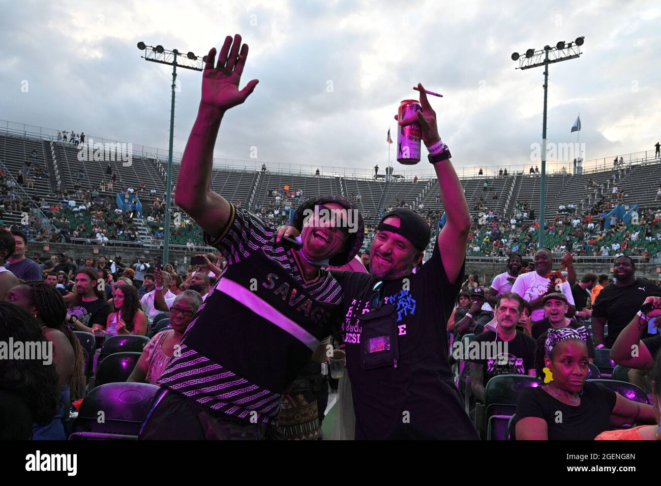 New York City, USA. August 2021. Menschen, die Impfnachweise nachweisen müssen, nehmen an der NYC Homecoming Concert-Reihe im Forest Hills Stadium im New Yorker Stadtteil Queens, NY, am 20. August 2021 Teil. (Anthony Behar/Sipa USA) Quelle: SIPA USA/Alamy Live News Stockfoto