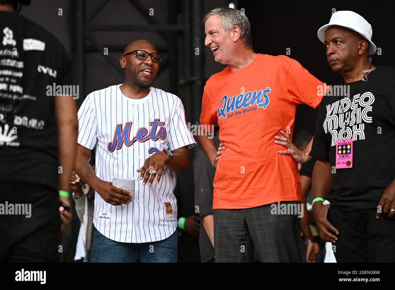 New York City, USA. August 2021. Donovan Richards Jr. (l.), Präsident von Queens Borough, und Bill de Blasio (orangefarbenes Hemd), Bürgermeister von New York City, nehmen an der NYC Homecoming Concert-Reihe im Forest Hills Stadium im New Yorker Stadtteil Queens, NY, am 20. August 2021 Teil. (Anthony Behar/Sipa USA) Quelle: SIPA USA/Alamy Live News Stockfoto