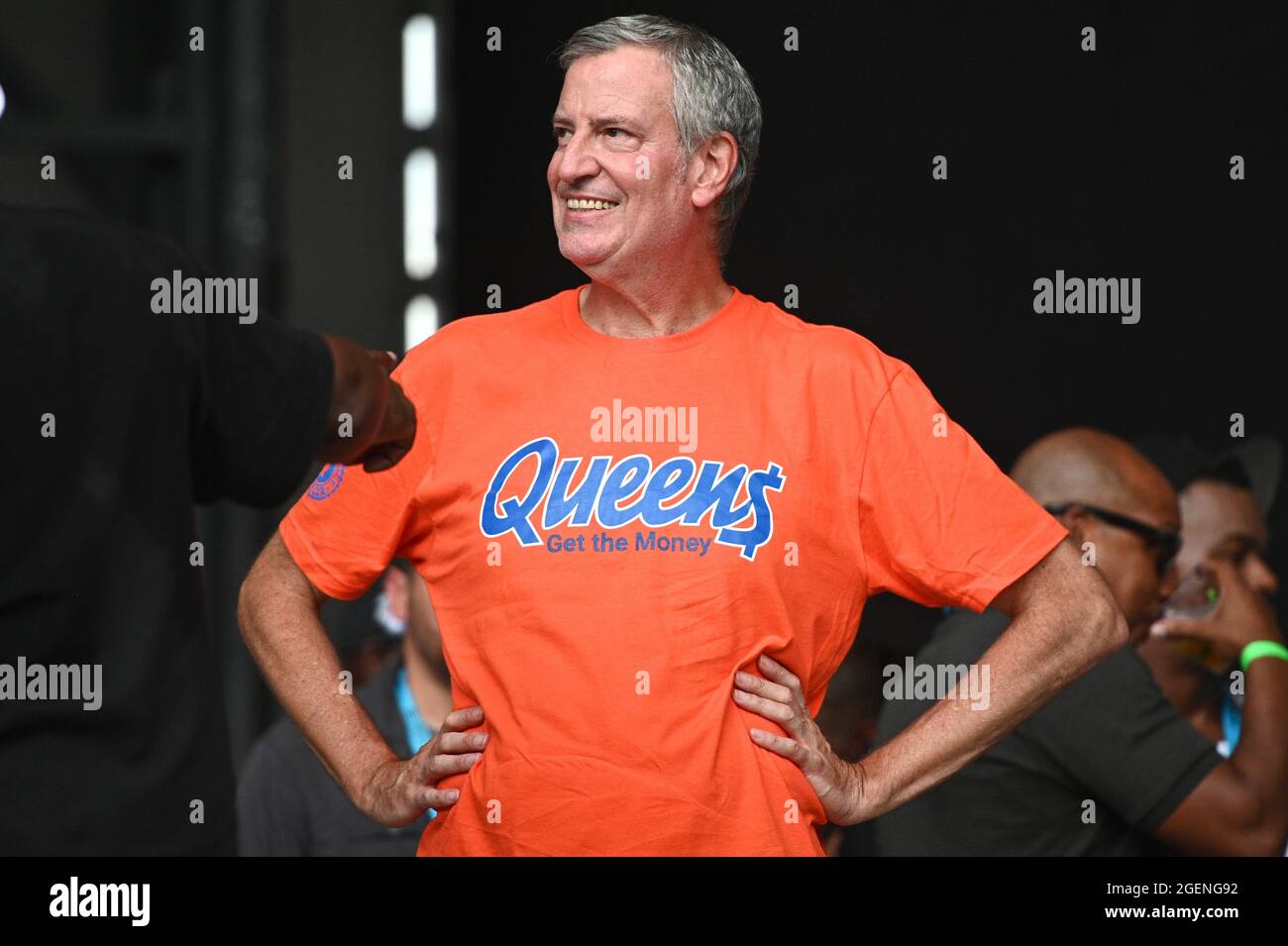 New York City, USA. August 2021. Der Bürgermeister von New York, Bill de Blasio (orangefarbenes Hemd), nimmt am 20. August 2021 an der NYC Homecoming Concert-Reihe im Forest Hills Stadium im New Yorker Stadtteil Queens, NY, Teil. (Anthony Behar/Sipa USA) Quelle: SIPA USA/Alamy Live News Stockfoto