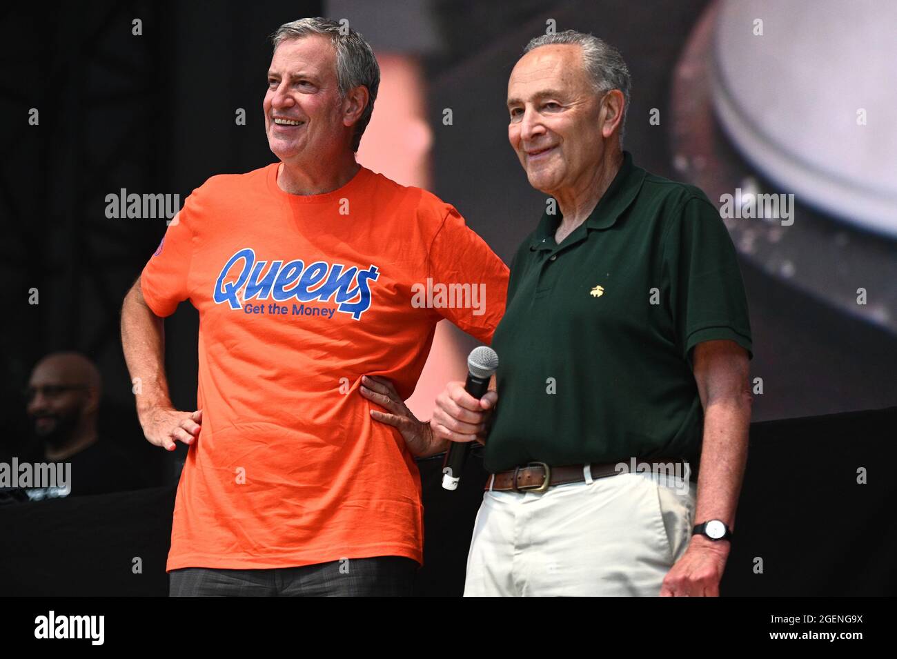 New York City, USA. August 2021. Der Bürgermeister von New York, Bill de Blasio (l), und der US-Senator (D-NY), Charles Schumer (r), sind auf der Bühne der NYC Homecoming Concert-Reihe im Forest Hills Stadium im New Yorker Stadtteil Queens, NY, am 20. August 2021 zu sehen. (Anthony Behar/Sipa USA) Quelle: SIPA USA/Alamy Live News Stockfoto