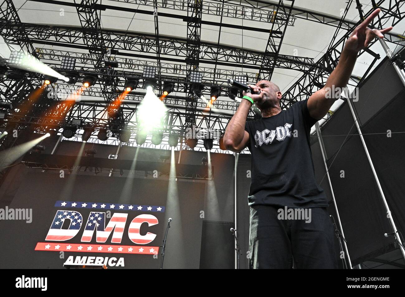 New York City, USA. August 2021. Rapper Darryl McDaniels von der Gruppe Run-D.M.C tritt am 20. August 2021 bei der NYC Homecoming Concert-Reihe im Forest Hills Stadium im New Yorker Stadtteil Queens, NY, auf. (Anthony Behar/Sipa USA) Quelle: SIPA USA/Alamy Live News Stockfoto