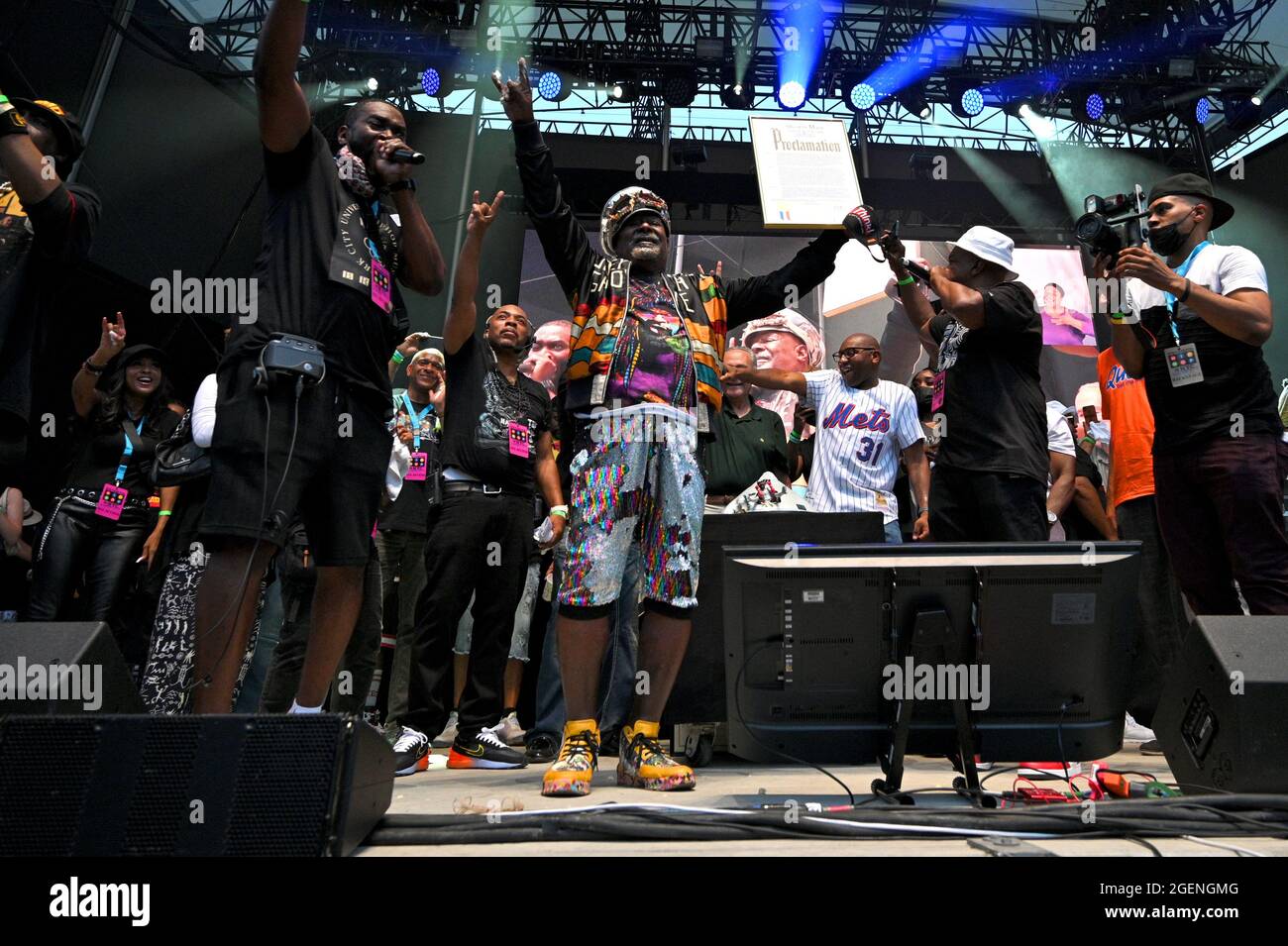 New York City, USA. August 2021. Musiker und Freunde versammeln sich, um den 80. Geburtstag von George Clinton vom Parlament Funkadelic vor seinem Auftritt bei der NYC Homecoming Concert-Reihe im Forest Hills Stadium im New Yorker Stadtteil Queens, NY, am 20. August 2021 zu feiern. (Anthony Behar/Sipa USA) Quelle: SIPA USA/Alamy Live News Stockfoto