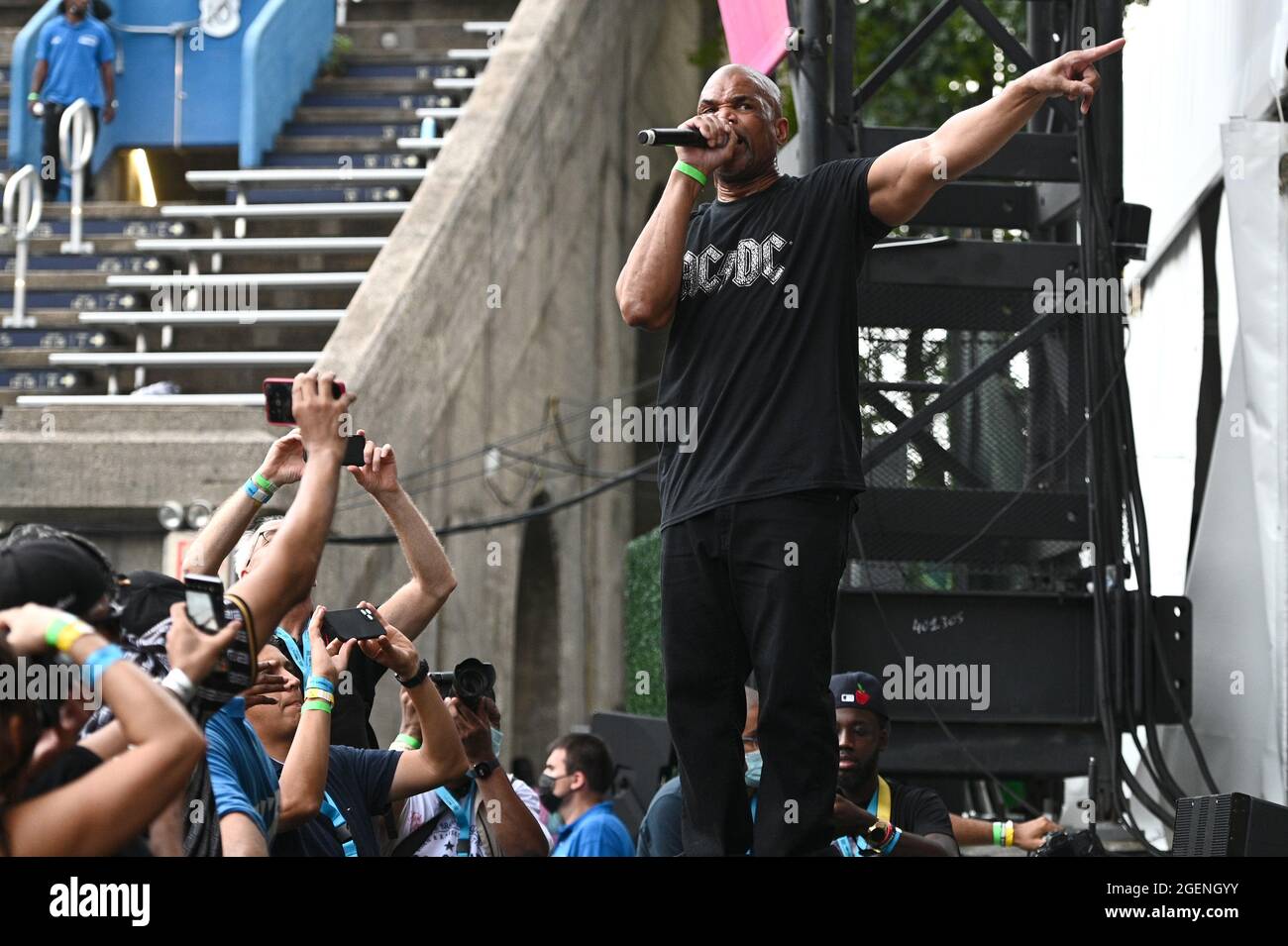 New York City, USA. August 2021. Rapper Darryl McDaniels von der Gruppe Run-D.M.C tritt am 20. August 2021 bei der NYC Homecoming Concert-Reihe im Forest Hills Stadium im New Yorker Stadtteil Queens, NY, auf. (Anthony Behar/Sipa USA) Quelle: SIPA USA/Alamy Live News Stockfoto