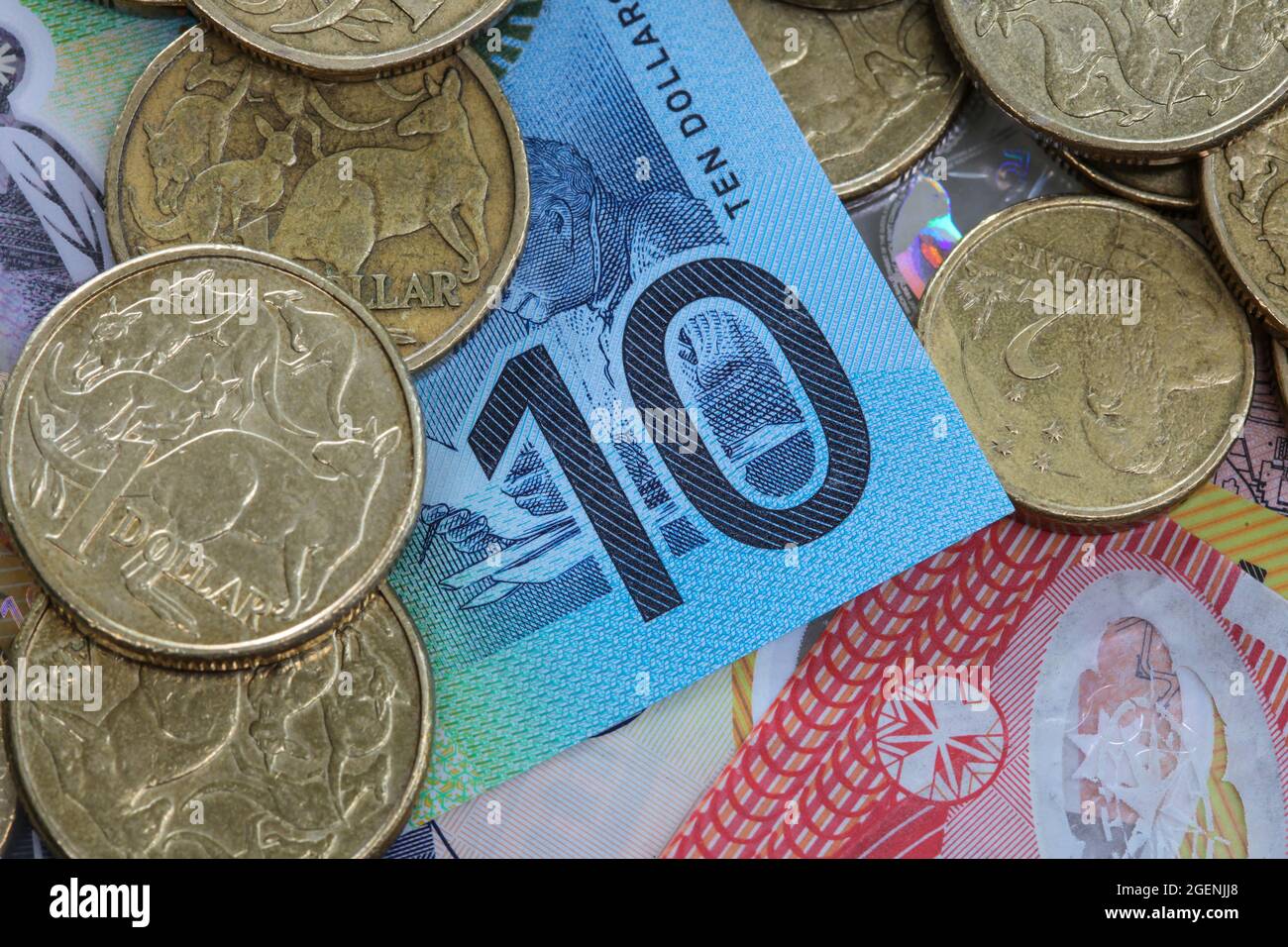 Australisches Geld mit ein- und zwei-Dollar-Münze und 10-Dollar-Note. Stockfoto