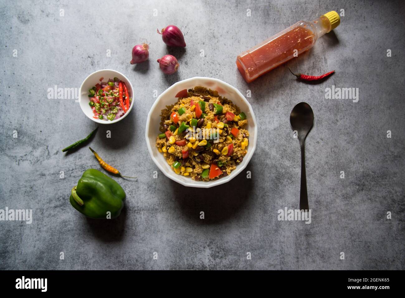 Arroz la Mexicana oder gelber mexikanischer Reis mit Gemüse und Hackfleisch. Draufsicht Stockfoto