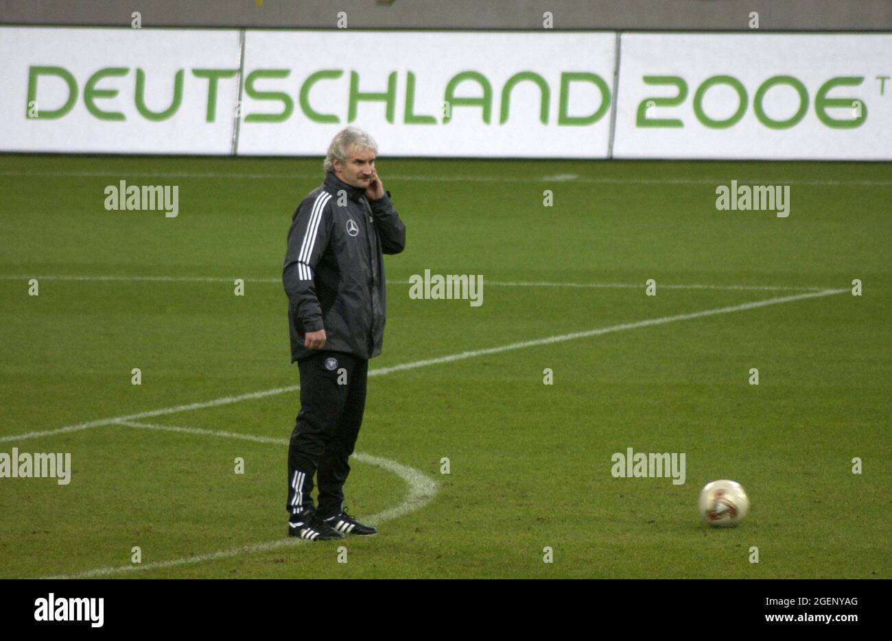 Arena auf Schalke Gelsenkirchen Deutschland 19.11.2002, Fußball: Trainingseinheit Deutsche Nationalmannschaft - Rudi Voeller, Stockfoto