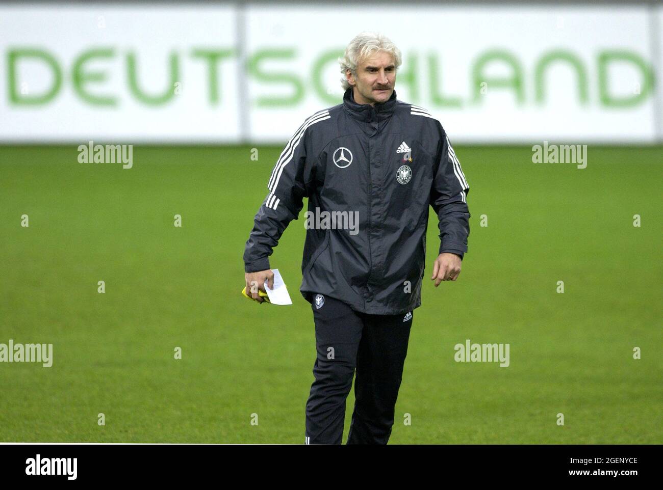 Arena auf Schalke Gelsenkirchen Deutschland 19.11.2002, Fußball: Trainingseinheit Deutsche Nationalmannschaft - Rudi Voeller, Stockfoto