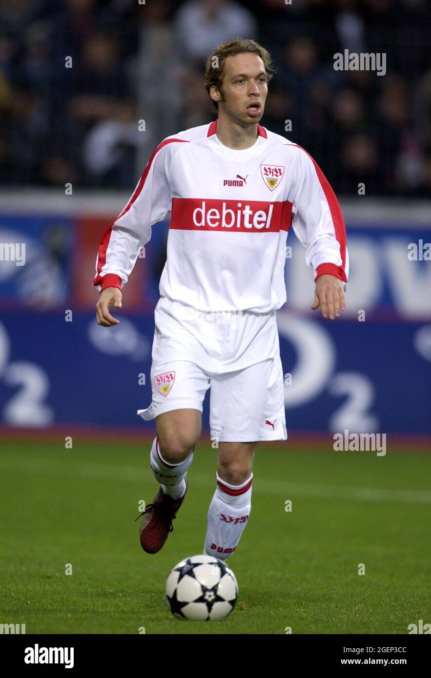Leverkusen Deutschland 2.11.2002, Fußball: Bundesliga-Saison 2002/03, Bayer 04 Leverkusen (B04, rot) gegen VfB Stuttgart (VFB, weiß) 0:1 – Andreas HINKEL (VFB) Stockfoto