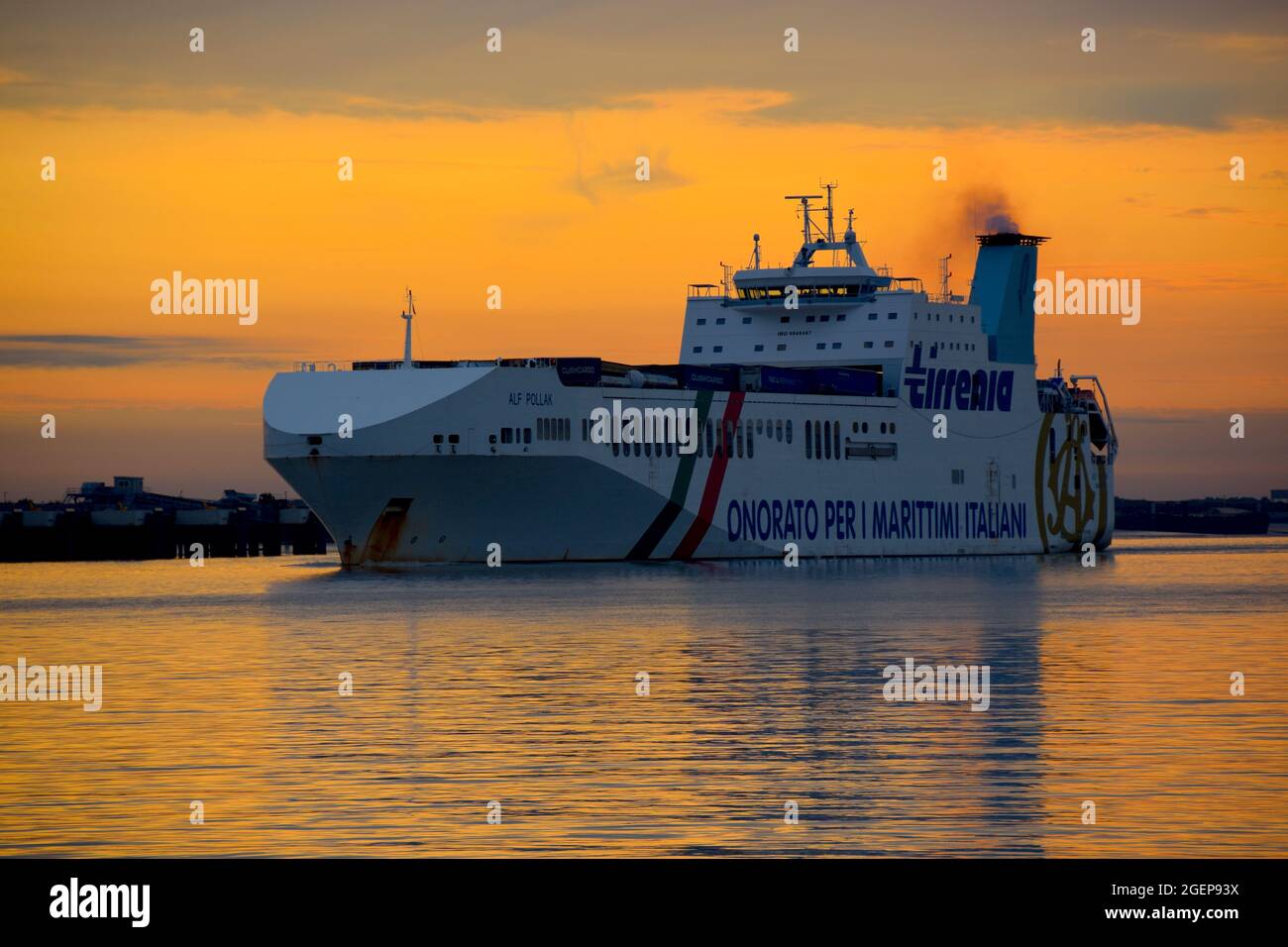 21/08/2021 Gravesend UK Morgenröte über der Themse in der Nähe von Gravesend. Bild zeigt RO-RO Frachtschiff Alf Pollak. Stockfoto