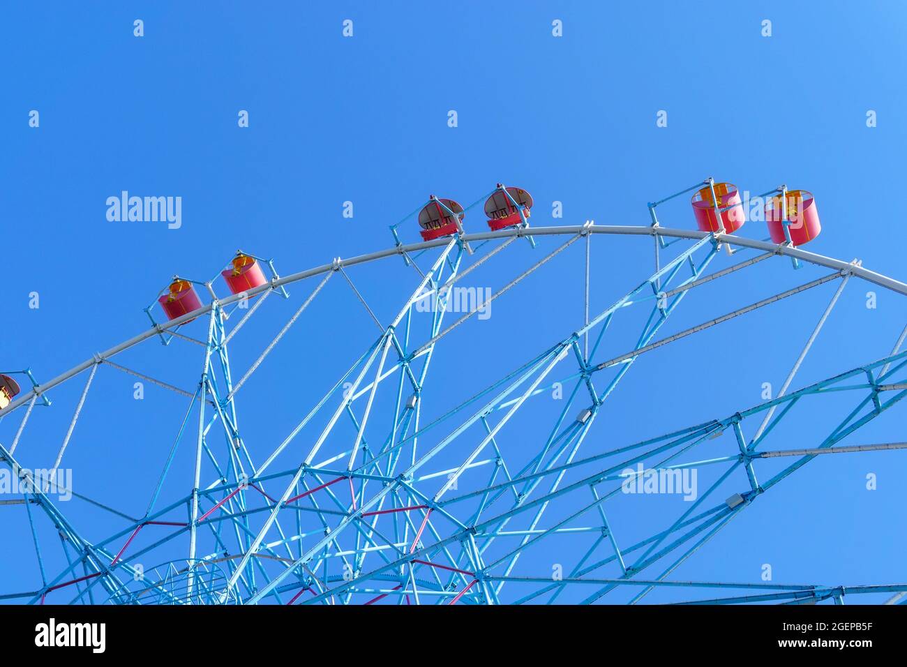 Riesenrad, Park an einem sonnigen Sommertag mit blauem Himmel und fast keine Wolken Stockfoto