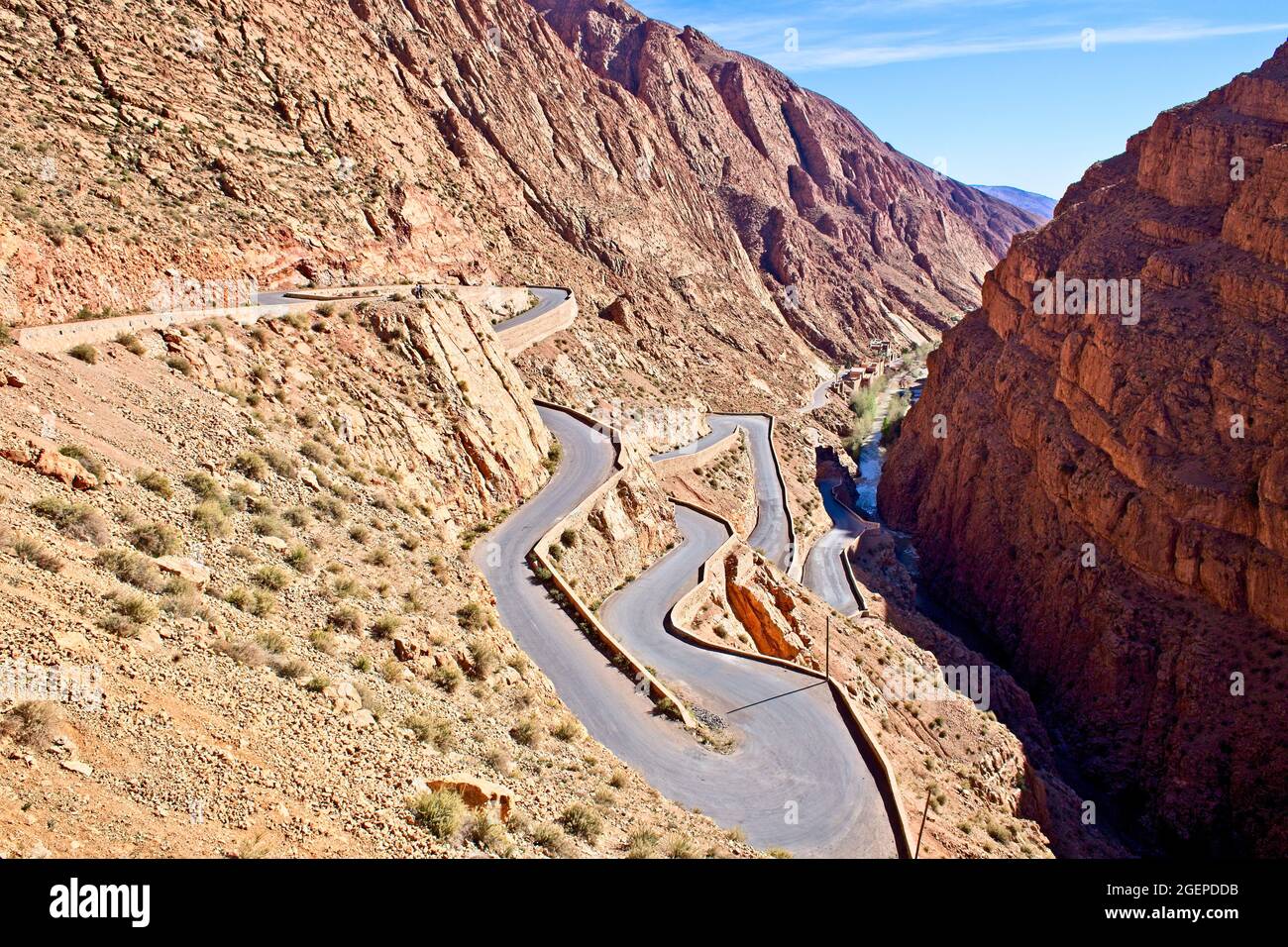 Die kurvenreiche Straße schlängelt sich die Schlucht hinunter zu den Oued Dades, in der Nähe von Boumalne Dades, Marokko. Stockfoto