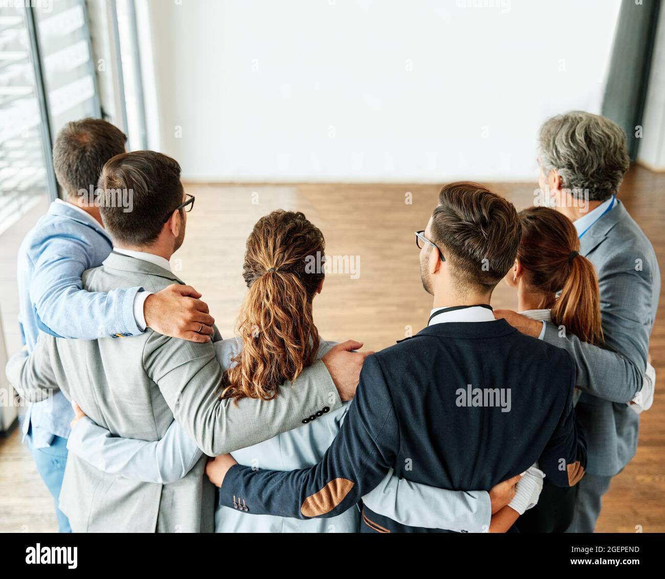 Die Teamarbeit im Unternehmen, die sich zusammenfügt, unterstützt die Kollegen der Kooperationsgruppe Stockfoto