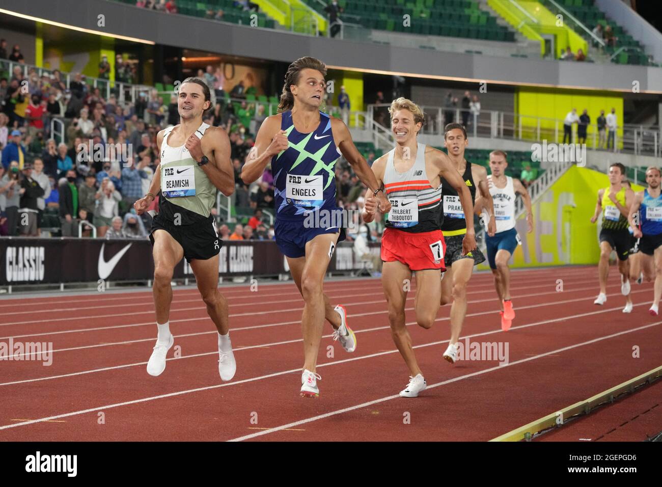 Geordie Beamish (AUS) besiegt Craig Engels (USA) und Charles Philbert-Thiboutot (CAN), um die internationale Meile im 46. Prefon in 3:54.86 zu gewinnen Stockfoto