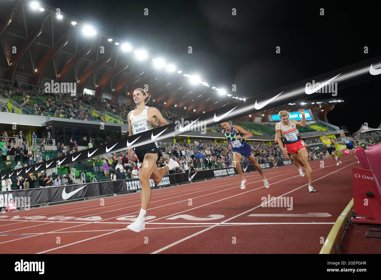 Geordie Beamish (AUS) besiegt Craig Engels (USA) und Charles Philbert-Thiboutot (CAN), um die internationale Meile im 46. Prefon in 3:54.86 zu gewinnen Stockfoto