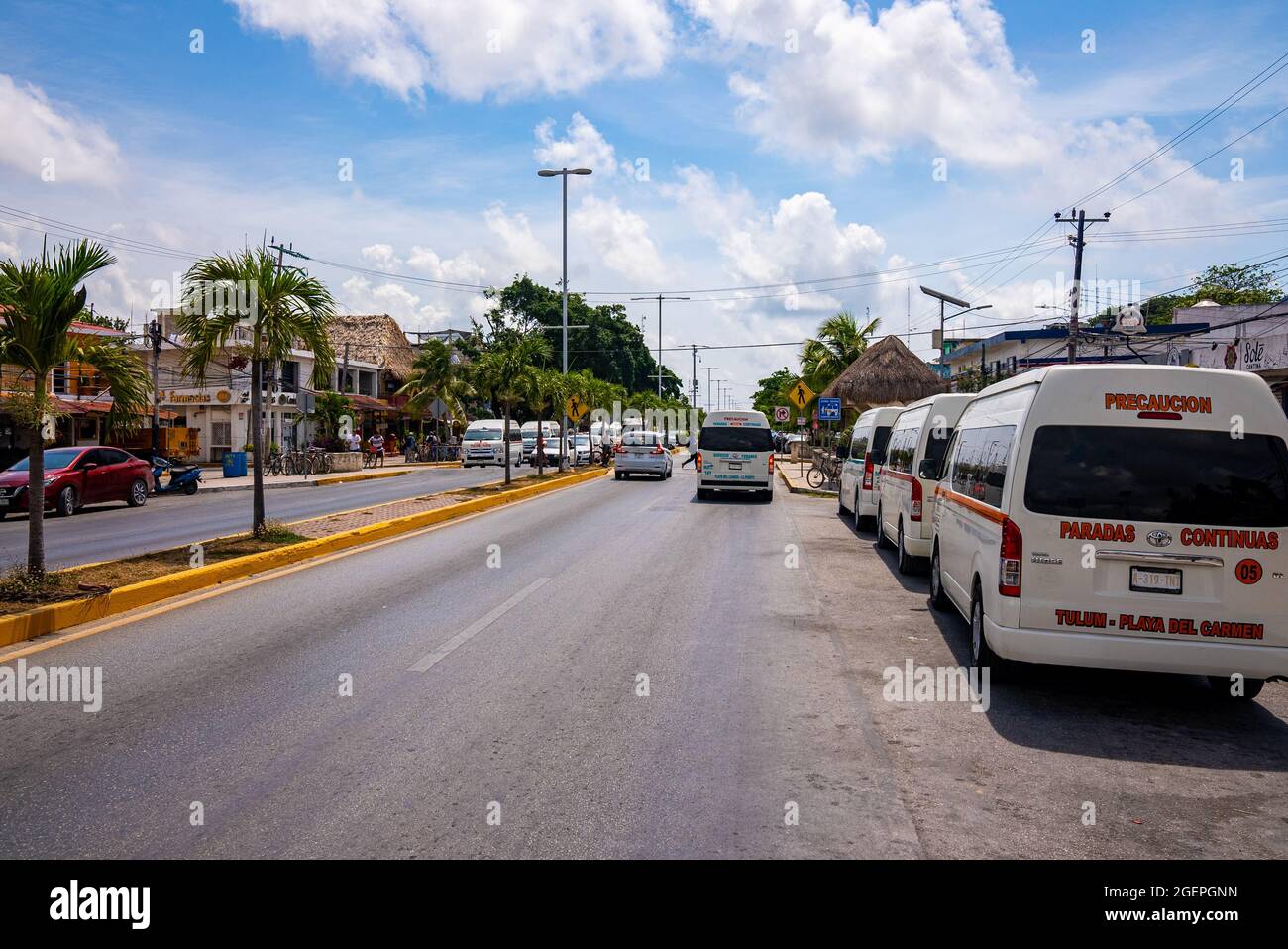 Stadtverkehr in Tulum mit Autos, Fahrrädern und Fußgängern Stockfoto