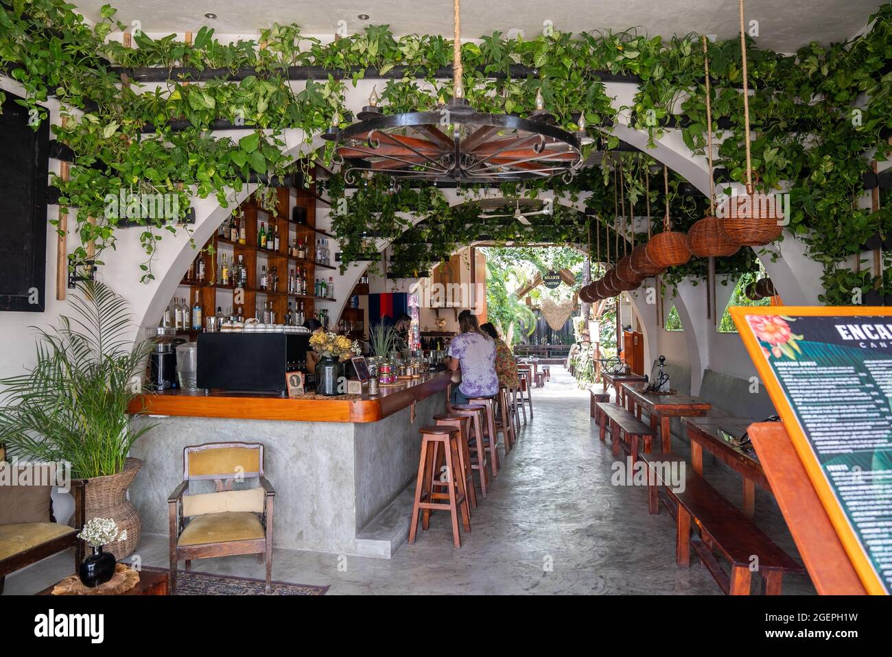 Leute, die im wunderschönen traditionellen Retro-Café oder Restaurant in Tulum sitzen Stockfoto