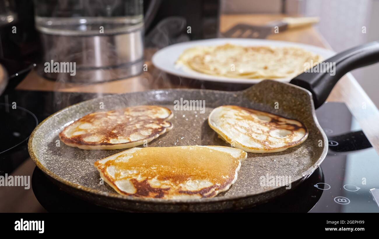 Nahaufnahme von Mini-Pfannkuchen in einer heißen Pfanne Stockfoto