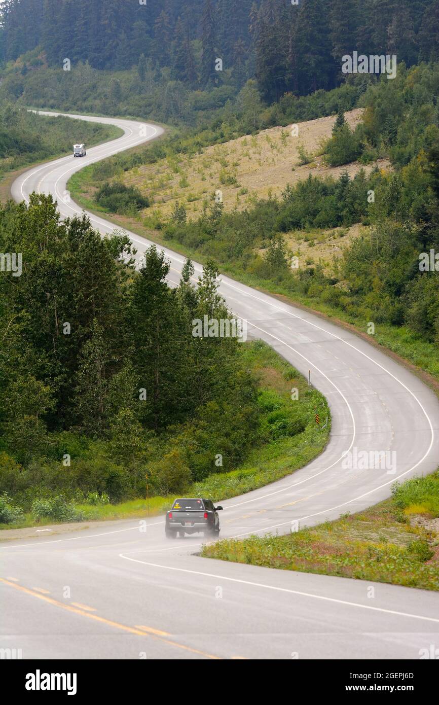 Ein Auto, das auf der Yukon Road fährt Stockfoto