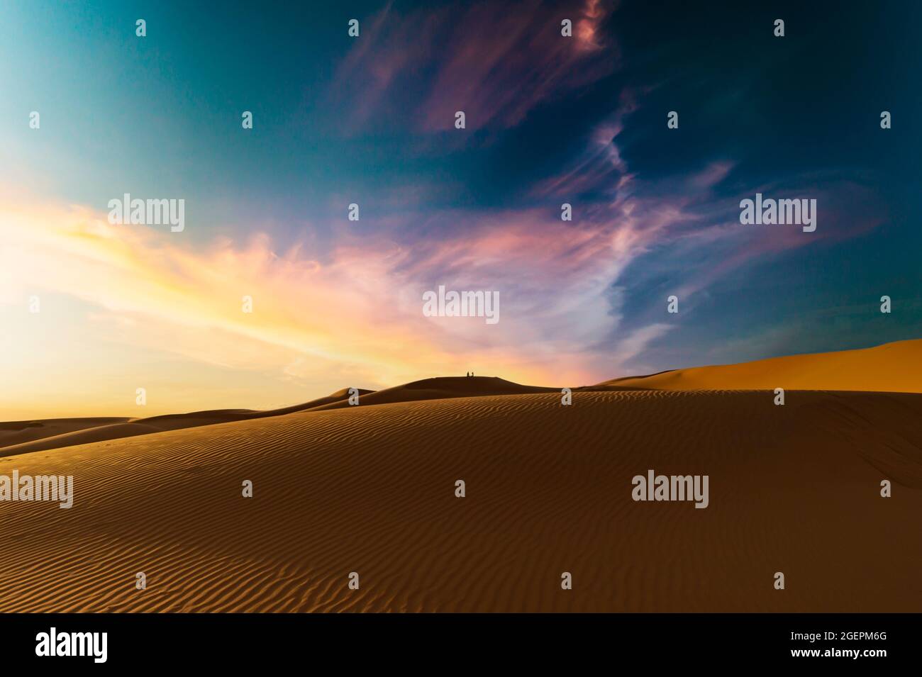 (Selektiver Fokus) atemberaubender Sonnenuntergang über einigen Sanddünen der Merzouga-Wüste in Marokko. Merzouga ist ein kleines Dorf im Südosten Marokkos. Stockfoto