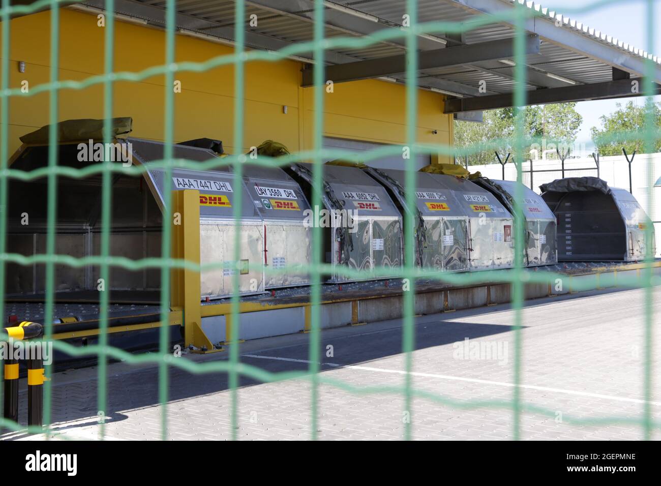 Sofia, Bulgarien - 10. Mai 2021: Luftfrachtcontainer sind im DHL Express Center am Flughafen Sofia zu sehen. Stockfoto