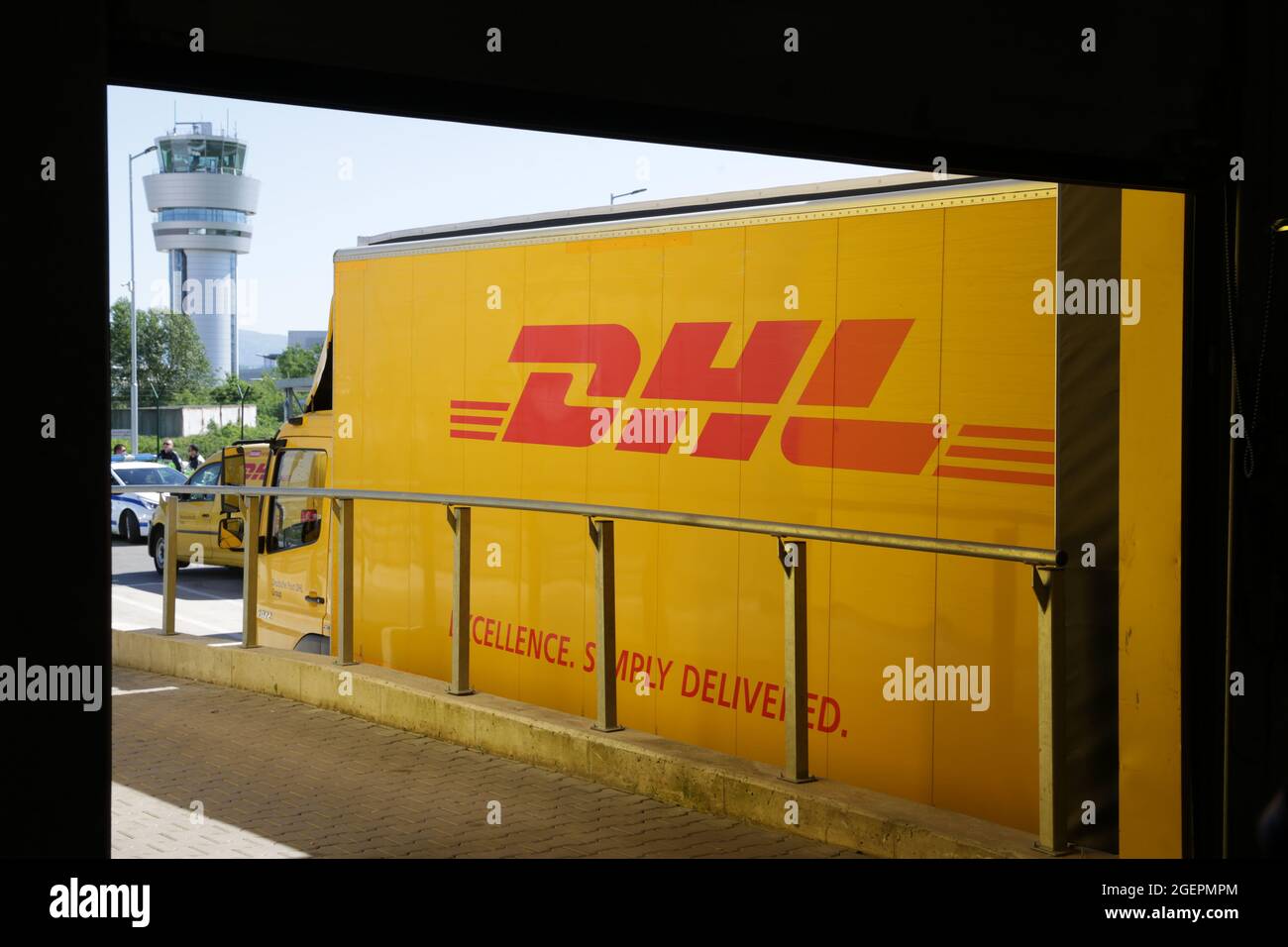 Sofia, Bulgarien - 10. Mai 2021: DHL-Lieferwagen wird im DHL Express Center am Flughafen Sofia gesehen. Stockfoto