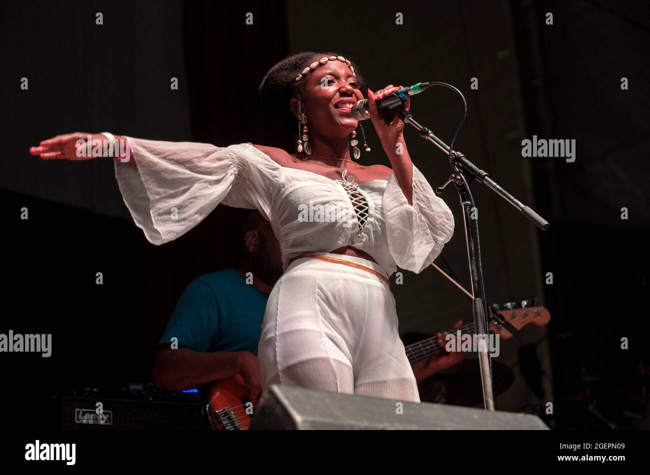 Farnham, Großbritannien, 20. August 2021. Caron Wheeler von der legendären britischen Soul-Band Soul II Soul tritt beim Weyfest auf. Kredit: Musiclive/Alamy Live Nachrichten Stockfoto