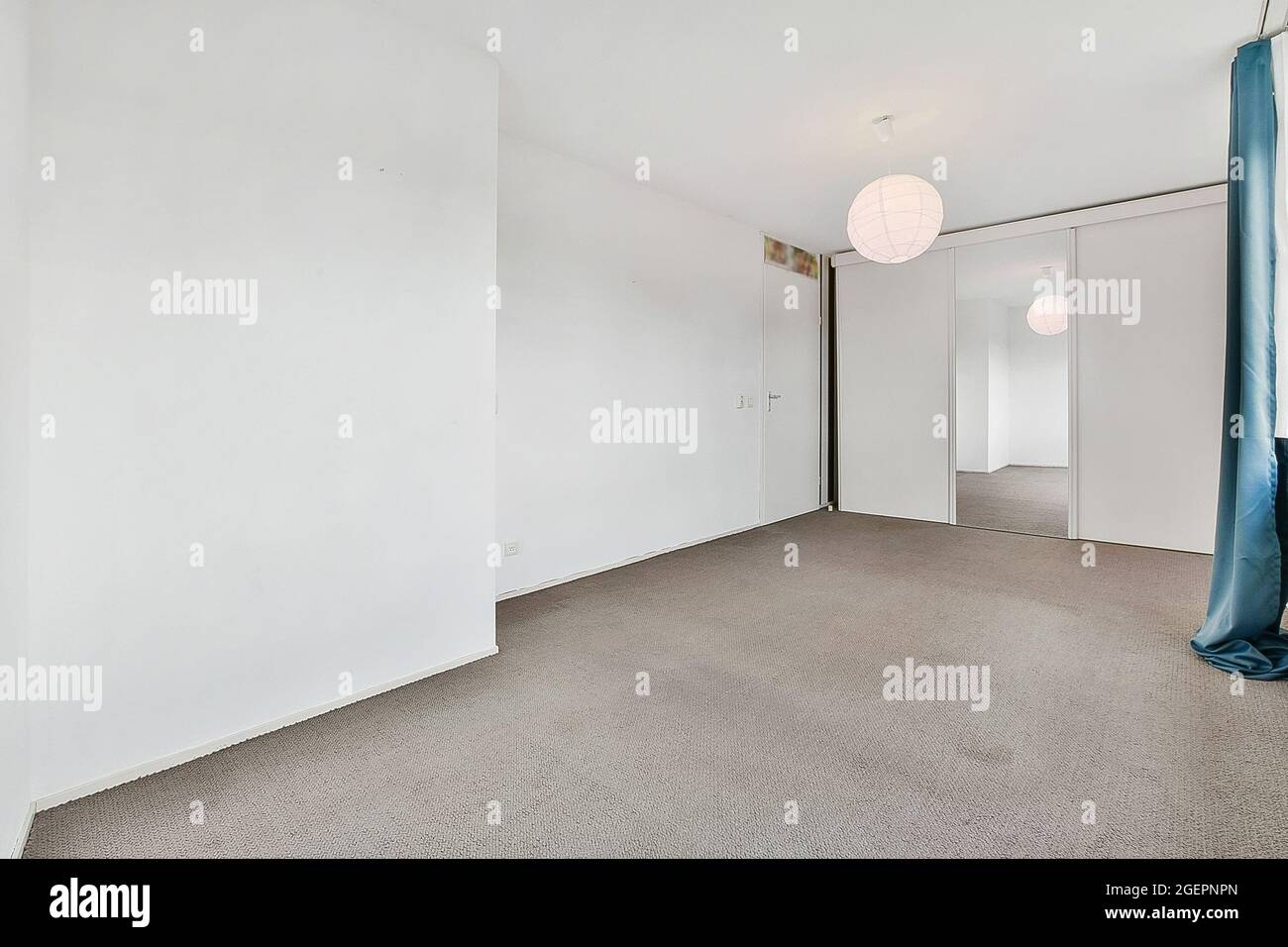 Unmöblierte Wohnwohnung in hellen Farben Stockfoto