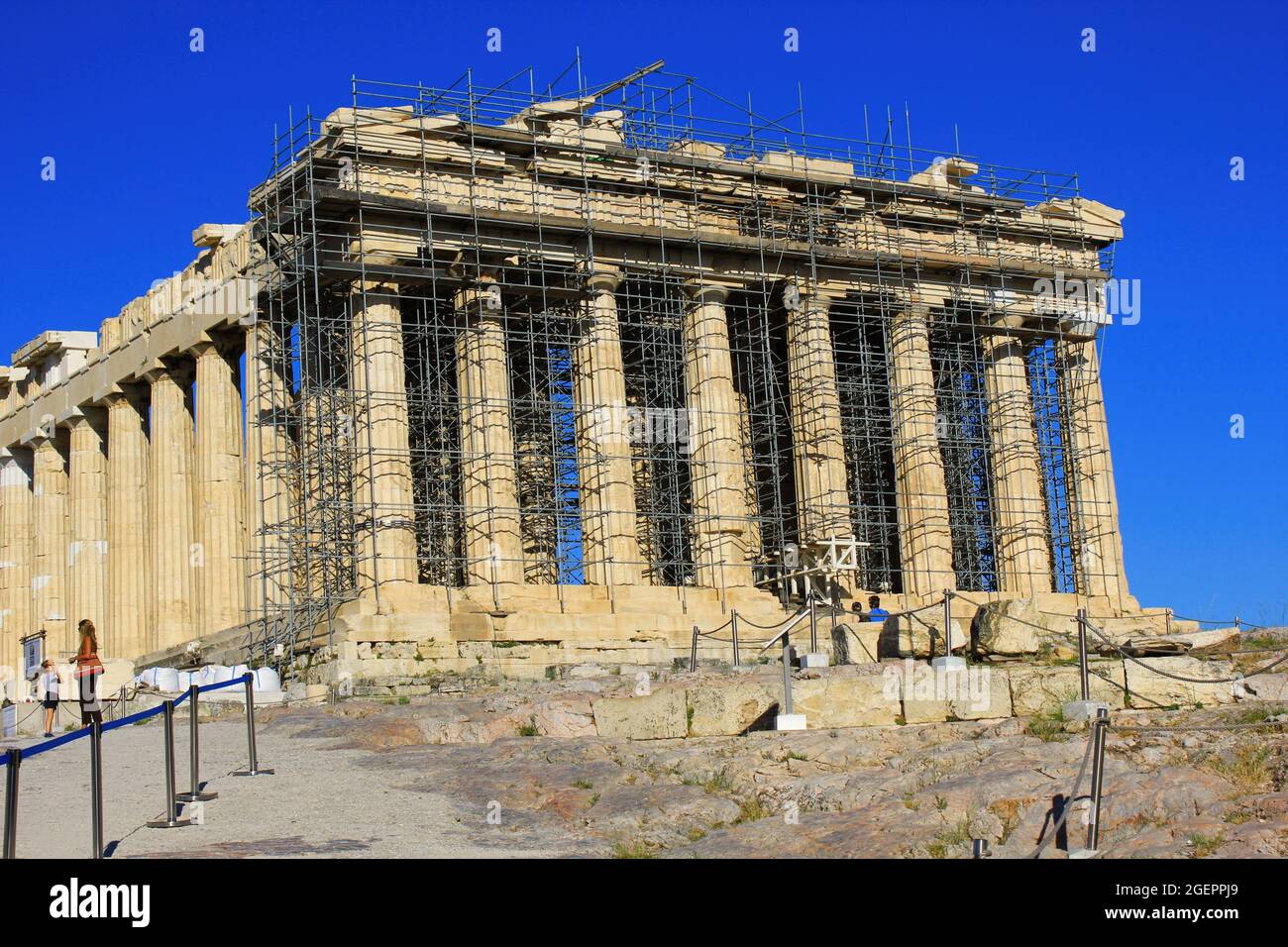 Griechenland, Athen, Juni 16 2020 - Blick auf den Parthenon-Tempel an der archäologischen Stätte der Akropolis. Stockfoto