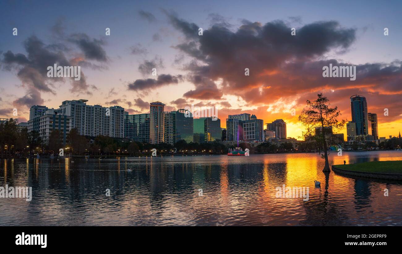 Farbenfroher Sonnenuntergang über dem Lake Eola und der Skyline der Stadt in Orlando, Florida Stockfoto