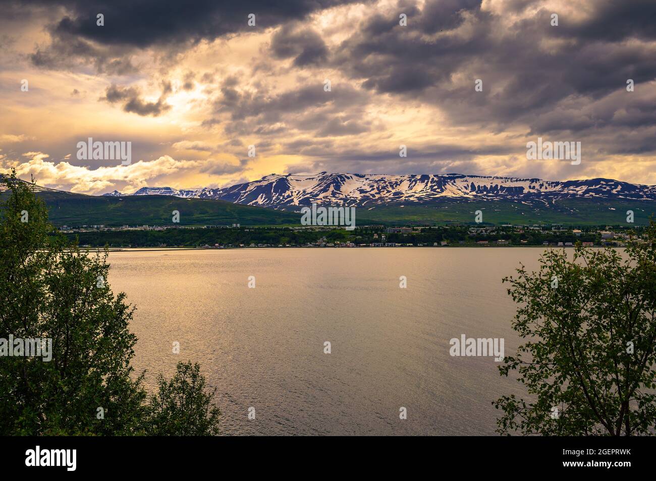 Stadt Akureyri mit schneebedeckten Bergen und Fjord Eyjafjordur im Norden Islands Stockfoto