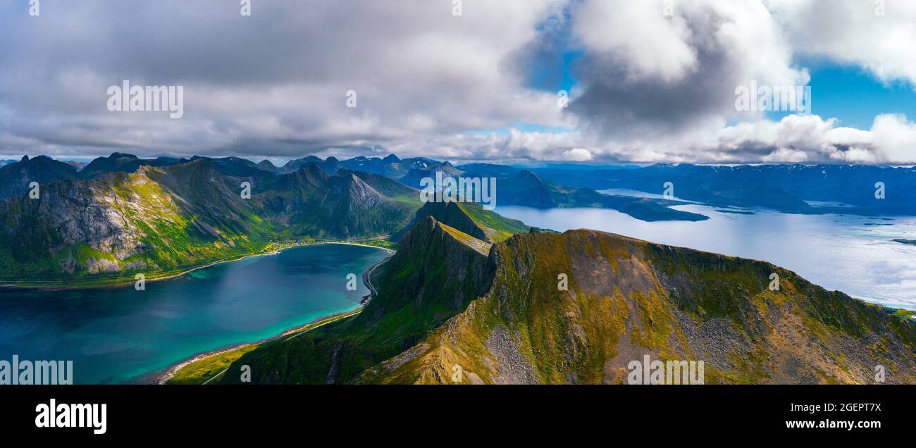 Luftpanorama des Husfjellet-Gebirges auf der Insel Senja im Norden Norwegens Stockfoto