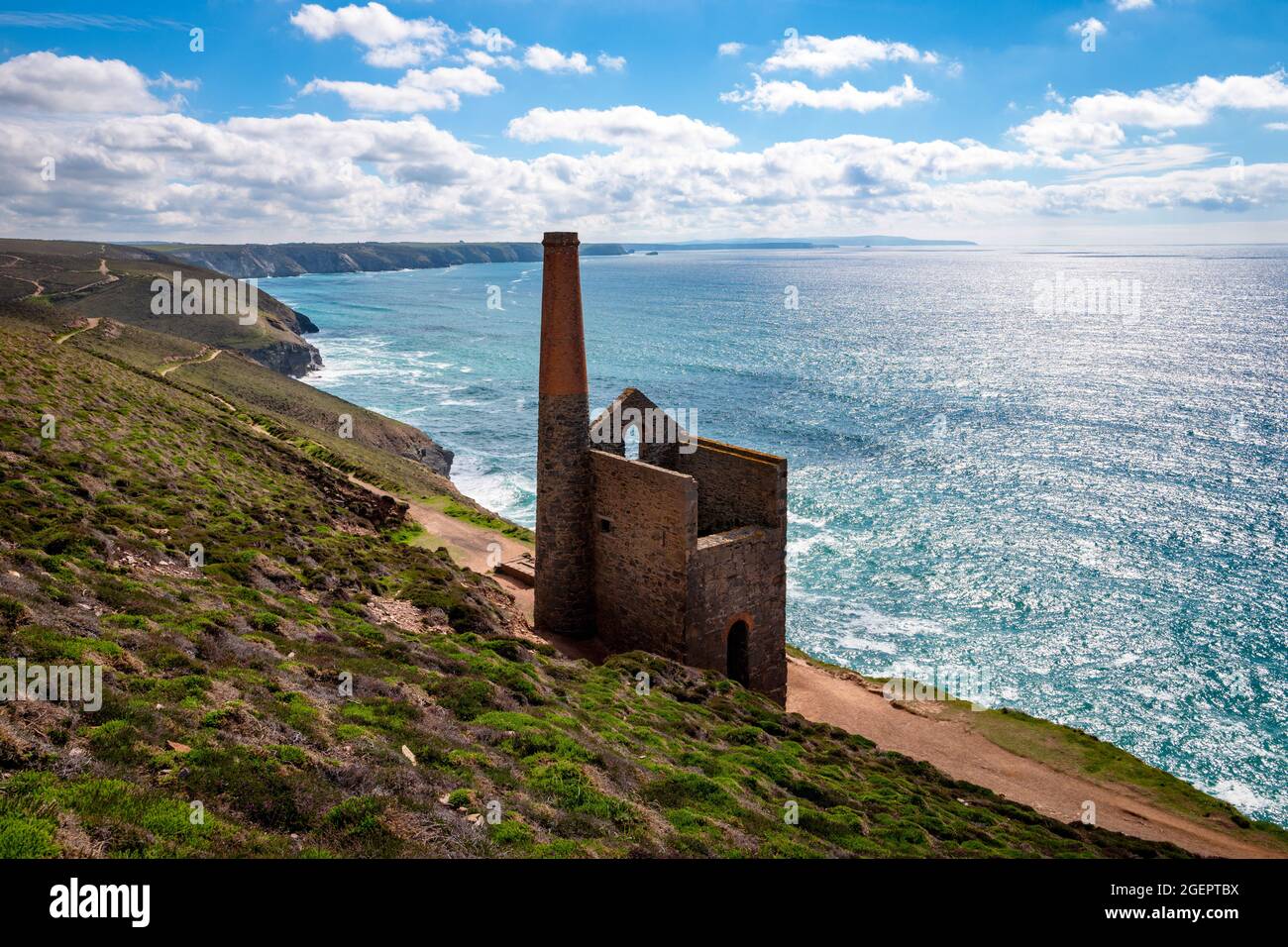 Towanroath-Maschinenhaus bei der ehemaligen Zinnmine Wheal Coates in der Nähe von Chapel Porth, Cornwall, Großbritannien. Stockfoto