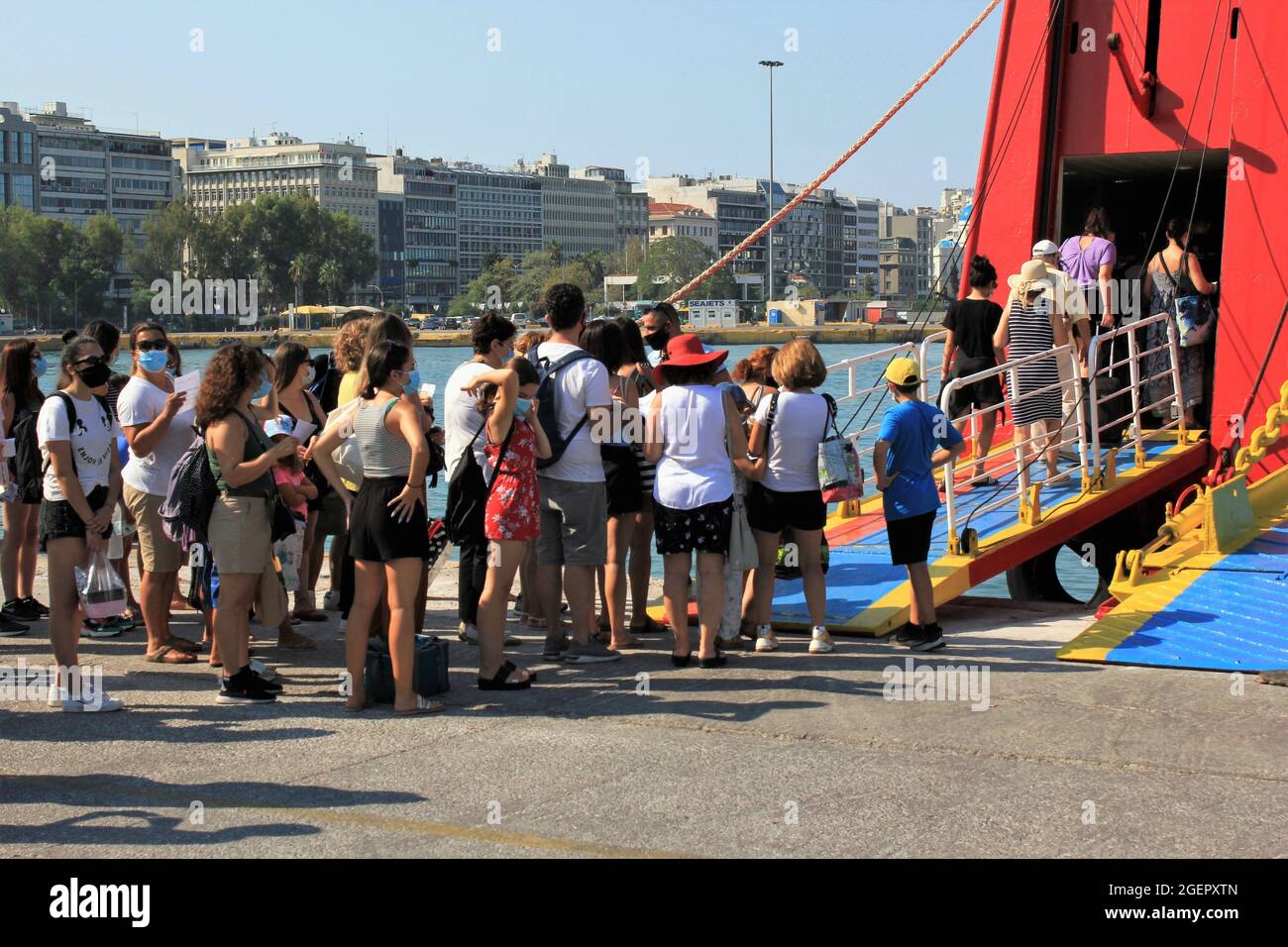 Griechenland, Piräus, 1. August 2020 - Passagiere, die im Hafen von Piräus auf eine Fähre steigen, mit griechischen Inseln als Ziel. Stockfoto