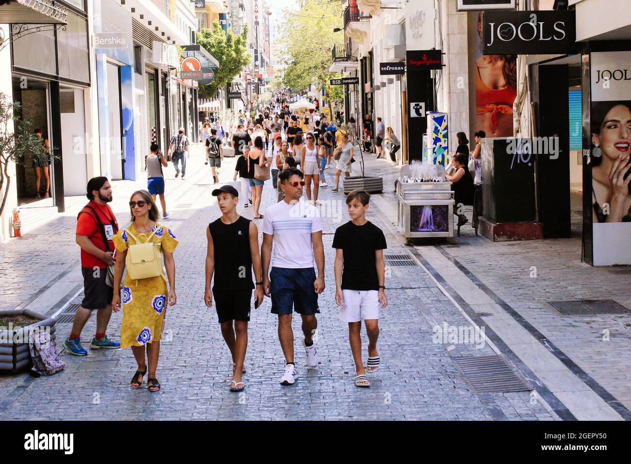 Griechenland, Athen, August 11 2020 - Blick auf die Ermou Straße im Handelszentrum von Athen. Stockfoto